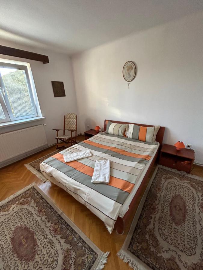 Casa Bunicilor Villa Colonia Sase Martie ภายนอก รูปภาพ