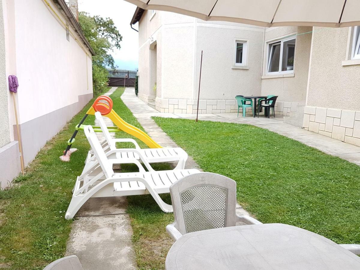Casa Bunicilor Villa Colonia Sase Martie ภายนอก รูปภาพ